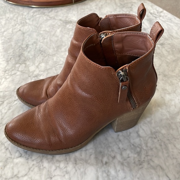 Universal Thread Heeled Booties w/dual zipper sides - Picture 3 of 10